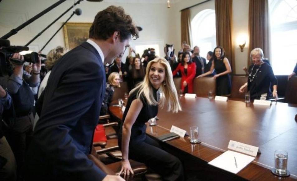 Trudeau se mostró muy caballeroso al ayudar a Ivanka con su silla. Las críticas de los medios estadounidenses no tardaron en llegar, cuestionando el orden de asientos en la reunión donde la hija favorita del magnate fue ubicada a la par de Trudeau.