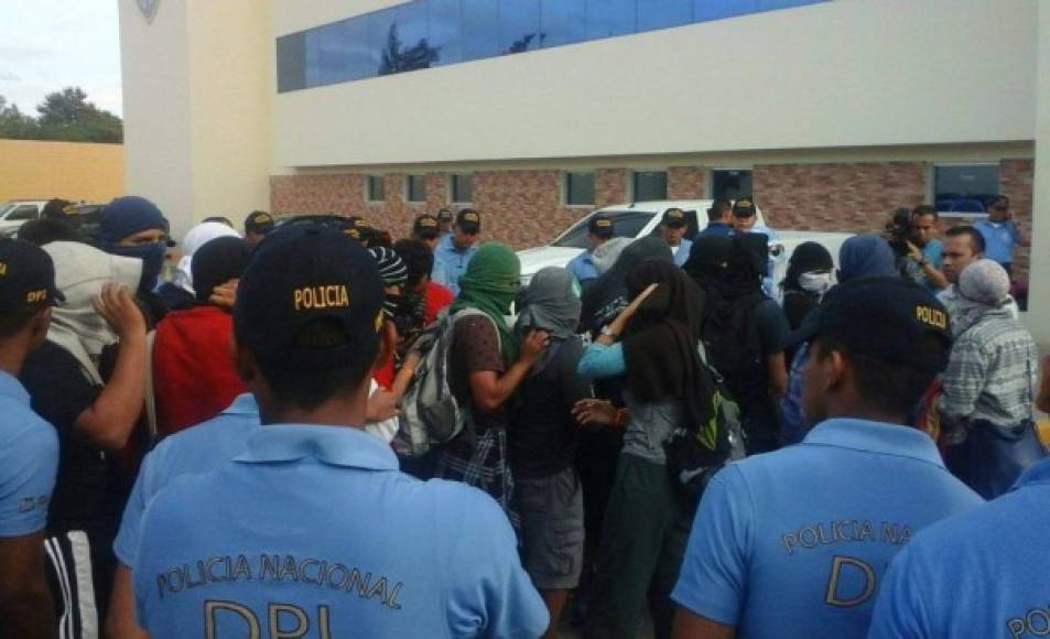 Los estudiantes capturados dentro de la Unah fueron llevados a las instalaciones de la DPI en Tegucigalpa.