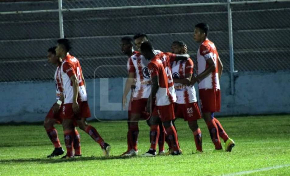 Los jugadores del Vida celebrando uno de los goles de Alexander Aguilar.