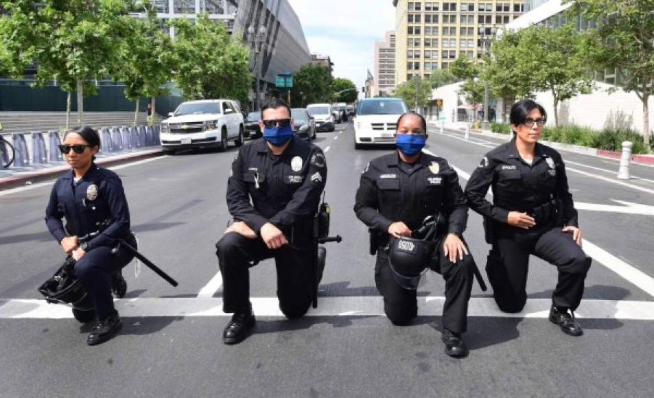 Los policías también se arrodillaron junto al alcalde de esa ciudad, Eric Garcetti, durante unas protestas convocadas enfrente de su residencia gubernamental.