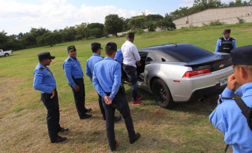 El lateral Brayan Beckeles del Olimpia no fue convocado al clásico por lo que llegó en su vehículo a disfrutar del juego. Sin embargo, la Policía Nacional hizo que el defensor cumpliera con las medidas de seguridad e inclusive les tuvo que mostrar su auto por dentro.