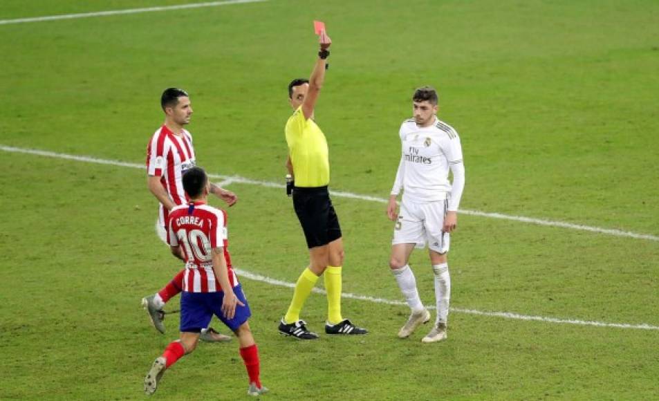 El árbitro José María Sánchez Martínez expulsa a Fede Valverde luego de una falta del uruguayo sobre Álvaro Morata en el tiempo extra.