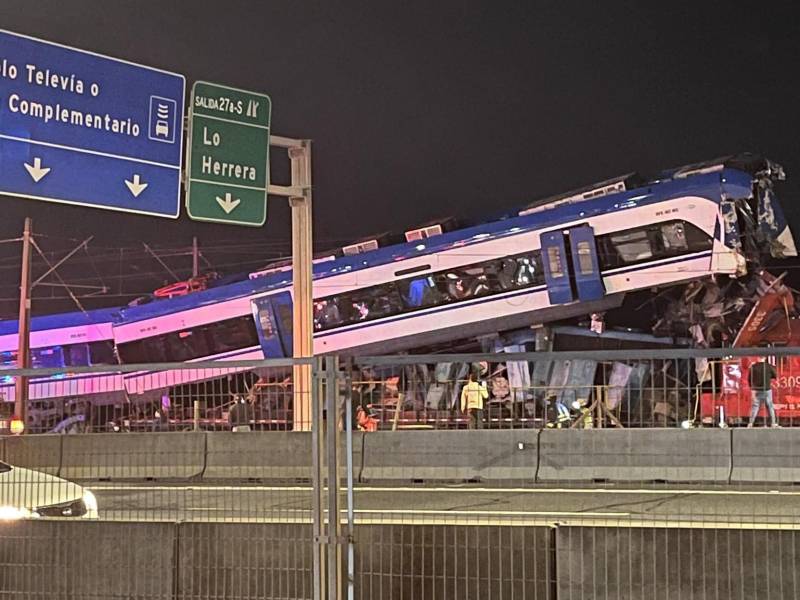Así quedaron ambos trenes tras el impacto frontal en una de las principales vías ferroviarias de Santiago de Chile.