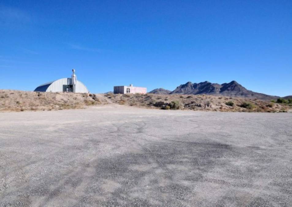Una de las teorías sostiene que allí se trasladaron los restos de una supuesta nave extraterrestre que se habría estrellado en Roswell, en Nuevo México, en julio de 1947