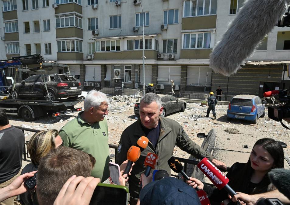 En las calles adyacentes, cubiertas de fragmentos de las paredes y las ventanas rotas, curiosos y periodistas hacen fotos a las grúas que retiran los vehículos siniestrados. La llegada del alcalde de Kiev, Vitalii Klychko, provoca conmoción entre los medios, que se arremolinan a su alrededor para escucharlo.