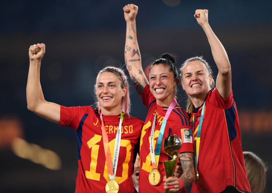 El trío veterano Alexia Putellas, Jenni Hermoso e Irene Paredes -tres de las responsables de cimentar el paso al fútbol femenino profesional- no dejaban de compartir abrazos, visiblemente conmocionadas.