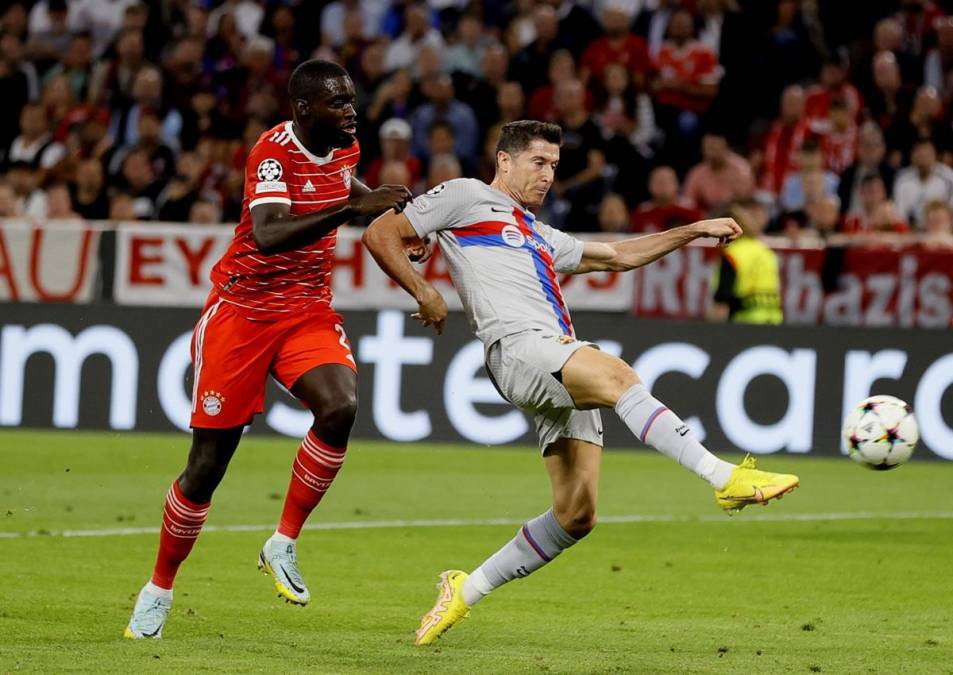 El disparo que Lewandowski mandó arriba del arco del Bayern Múnich en el primer tiempo.