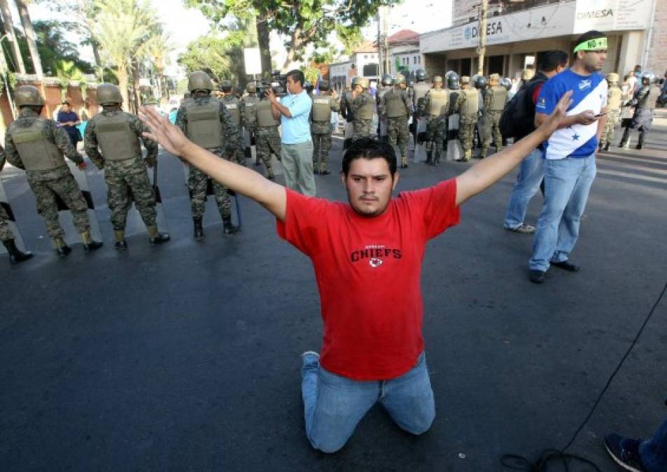 Uno de los miembros de los indignados se apostó en plena vía como señal de protesta.