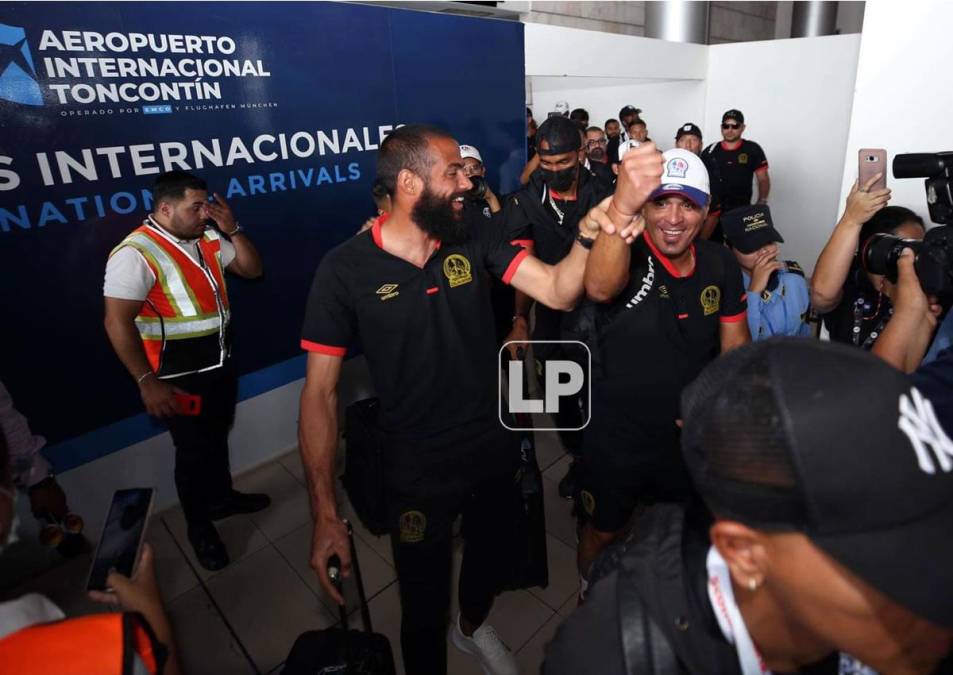 La felicidad de Edrick Menjívar y Brayan Moya a su llegada al aeropuerto Toncontín de Tegucigalpa.