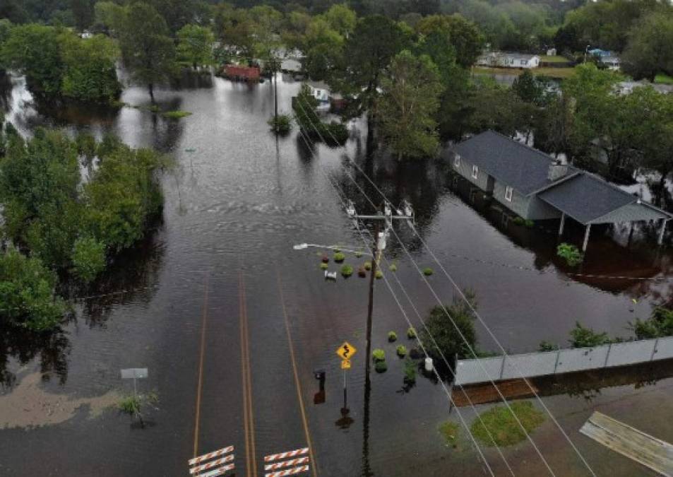 Las autoridades locales indicaron que se mantiene un aviso de 'inundaciones repentinas' en la zona central de Carolina del Norte y el sureste de Virginia por las fuertes lluvias que sigue descargando la depresión tropical.<br/>