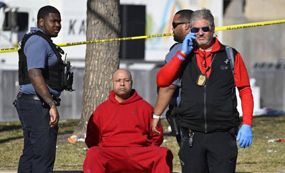 Uno de los detenidos tras el tiroteo.