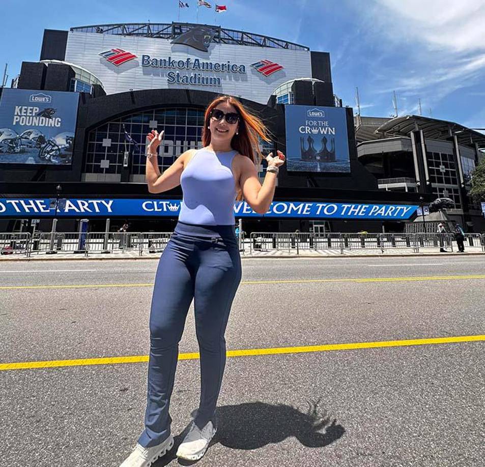Muñeca: La hermosa periodista hondureña Jenny Fernández en las afueras del estadio. 