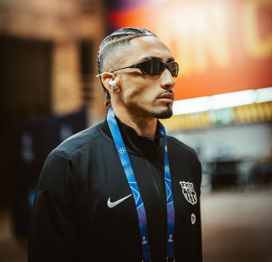 El look de Raphinha al llegar al Estadio Oímpico Lluís Companys de Montjuïc para el partido del Barcelona vs Brest.