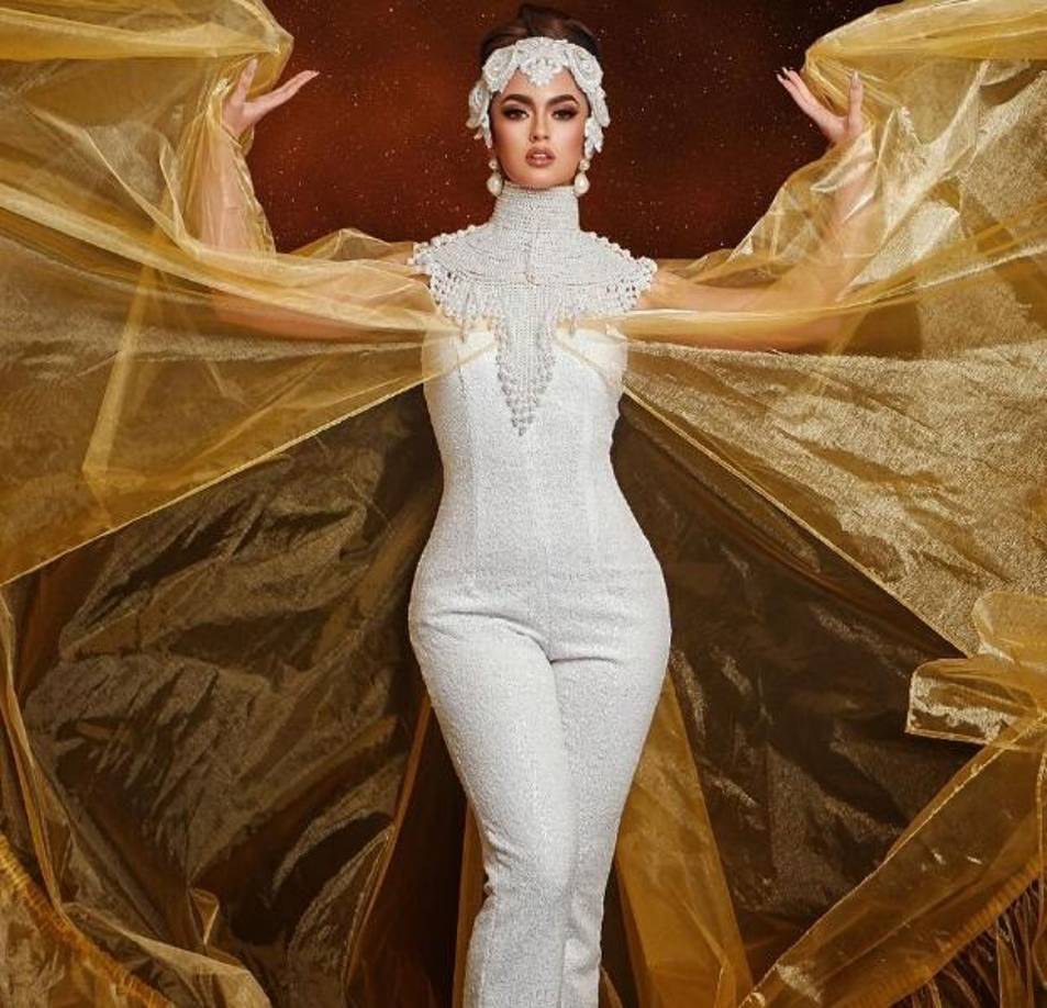 “Y al igual que los bahreiníes, su gente se fortalece con todos los desafíos de la vida... se nutre del amor de familiares y amigos y, lo más importante, del amor que se da a uno mismo... Y se magnifica por la belleza insumergible de su alma”, expresó la diseñadora sobre el atuendo. 