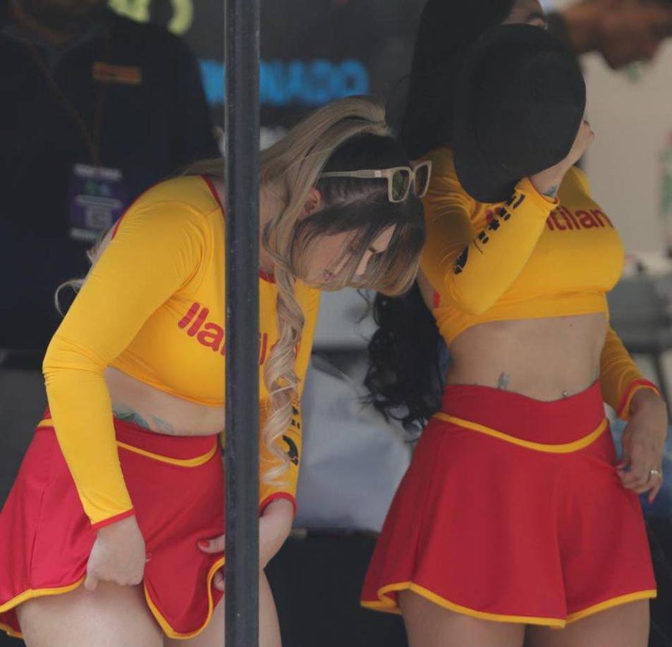 Dos hermosas edecanes que cautivan en la Gran Final.