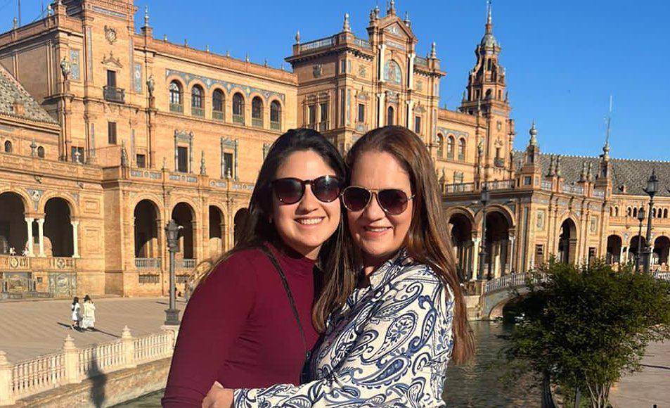 Karen Celebertti, quien se encuentra en México después de que las autoridades le impidieran retornar a su país, se retiró de la franquicia de Miss Universo en Nicaragua, que dirigió por 23 años, después de que la Policía detuviera a su esposo y a uno de sus hijos en Managua.