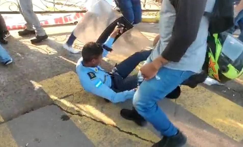 Un policía terminó en el suelo durante el zafarrancho. 