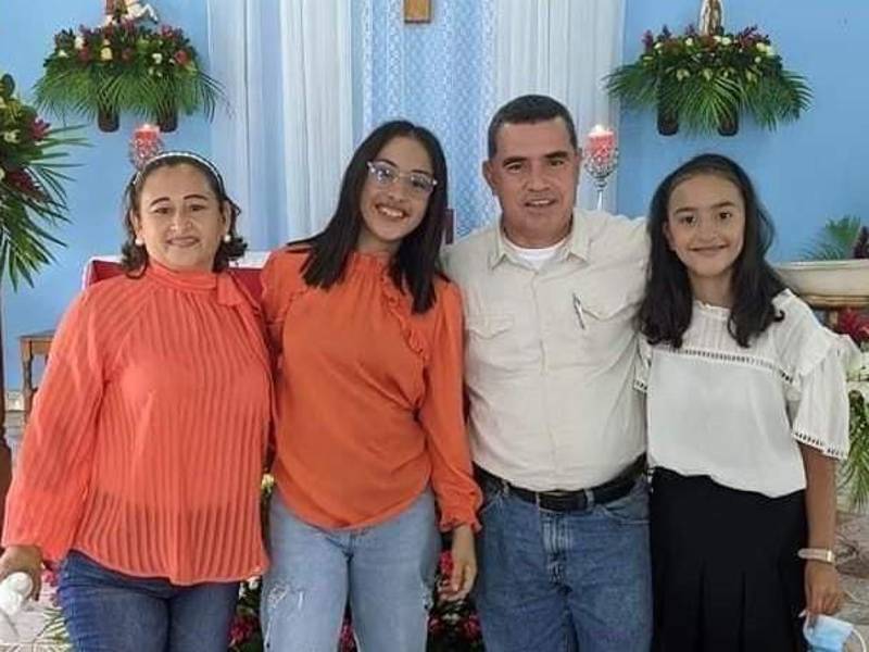 El profesor Raúl Discua y su familia.