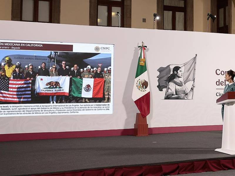 La presidenta de México, Claudia Sheinbaum, observa una imagen de la delegación mexicana en California este martes, en una rueda de prensa, en el Palacio Nacional de la Ciudad de México (México).