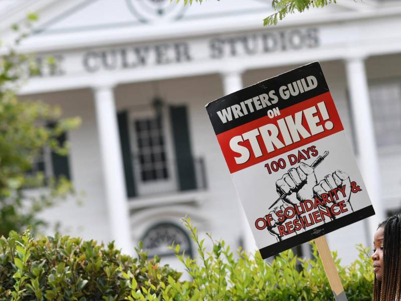 Miles de guionistas de cine y televisión dejaron de trabajar a comienzos de mayo en demanda de mejor paga, mayores premios por crear shows exitosos, y protección contra la inteligencia artificial.