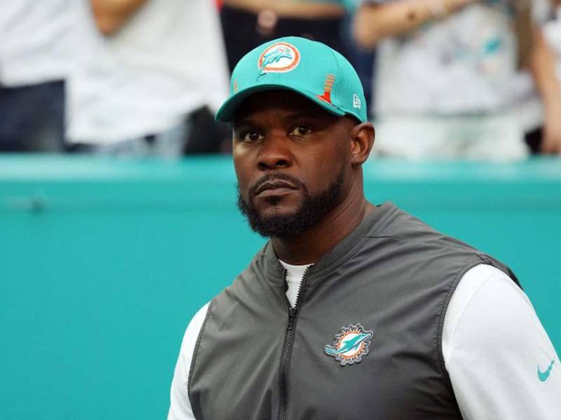 El hondureño Brian Flores está fuera como entrenador en jefe de los Miami Dolphins de la NFL en una decisión que ha hecho explotar las redes sociales. Los expertos se han mostrado sorprendidos y califican de insólito el despido.