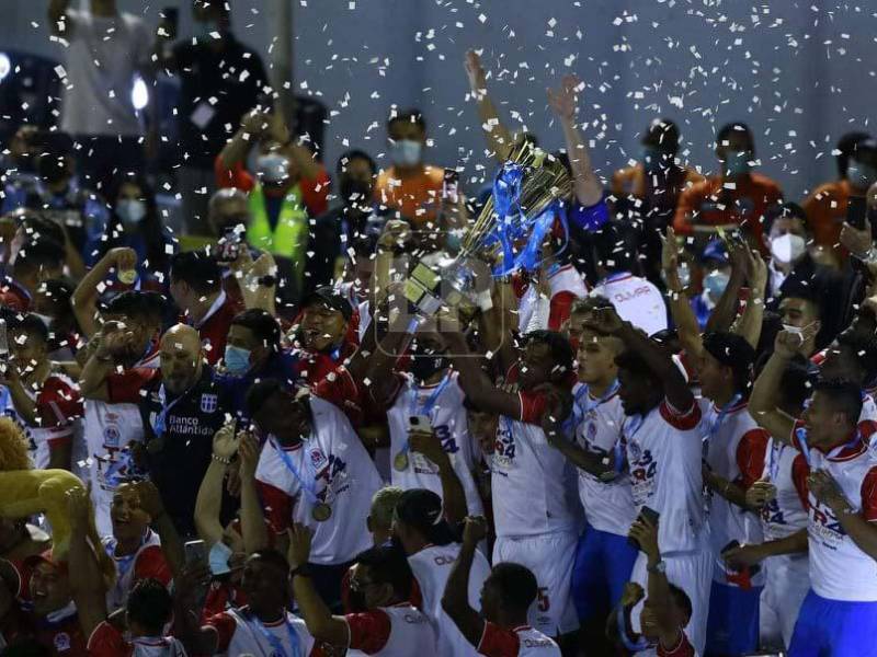 Tras conseguir el tetracampeonato, el Club Deportivo Olimpia buscará en este 2022 conseguir un histórico pentacampeonato. A continuación te mostramos las novedades que tendrá el equipo albo para esta nueva temporada.