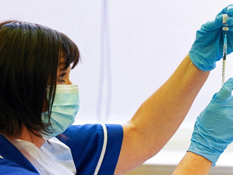 La OMS hizo su recomendación de la tercera dosis ante el repunte de casos en el mundo por las nuevas variantes del covid 19.