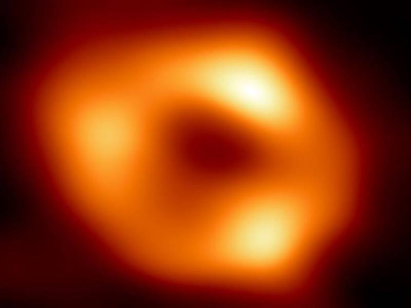 La histórica imagen desvelada hoy se suma a la que se publicó hace poco más de tres años por parte del mismo equipo internacional de científicos de un agujero negro supermasivo. Fotografía: EFE / EHT