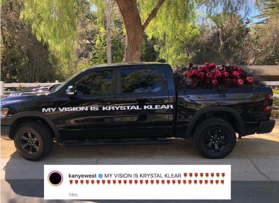 Kanye le mandó rosas a Kim por el Día de San Valentín. Para muchos, la actitud del rapero empieza a ser preocupante.