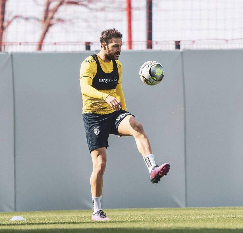 Las Palmas de la segunda división de España están interesados en fichar al centrocampista Cesc Fábregas. El futbolista es agente libre tras desvincularse del Mónaco.