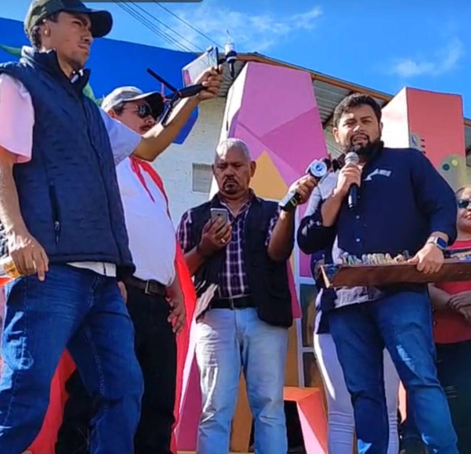 ”Nos sentimos orgullosos de usted, queremos hacer un reconocimiento de valor, un arte hecho por manos talangueñas, que reconocen su enorme valor de ser extraordinario ciudadano y que hacen ver al mundo que Dios siempre acompaña a los talangueños”, dijo el edil talangueño.