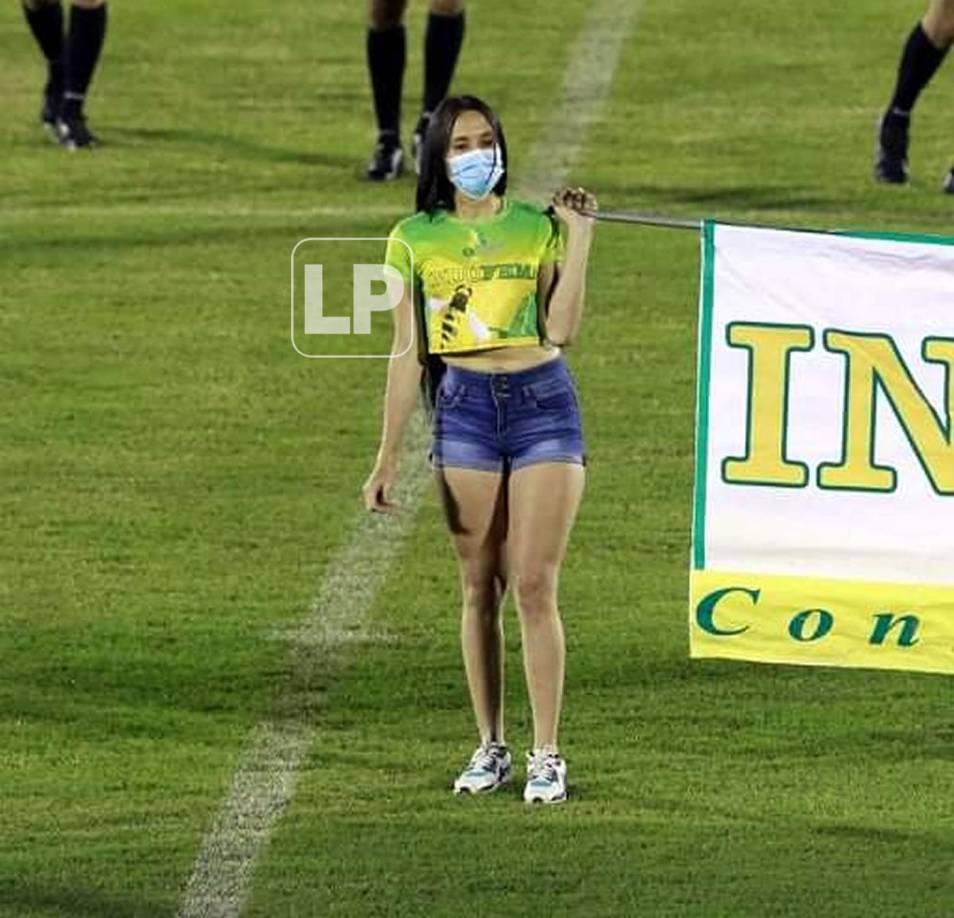 Esta linda edecán llamó la atención en el engramillado del estadio Ceibeño.