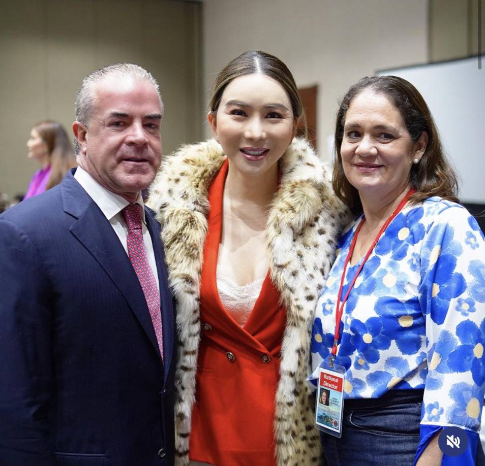 Las autoridades prohibieron la entrada al país a Celebertti cuando se disponía a regresar junto a su hija procedente de México, donde acompañó a la Miss Universo en una gira promocional que también la llevó por Miami (EE.UU.). La madre, el esposo y el hijo de Celebertti regresaron a Nicaragua un día después del certamen de belleza, y fueron detenidos días después por la Policía, que los calificó además de “traidores” y “apátridas”.
