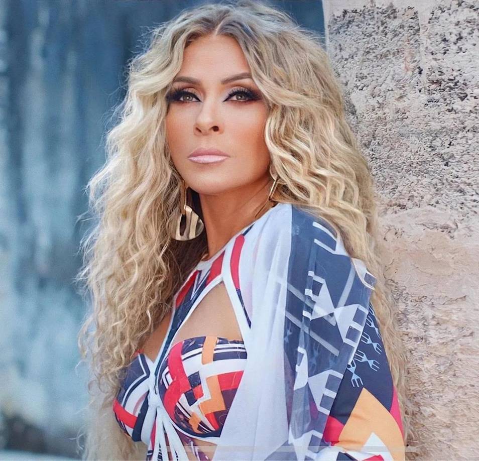 En 1995 contrajo matrimonio con Rodrigo Espinoza y juntos profundizaron su fe, a tal punto de convertirse en pastora y predicar constantemente. 