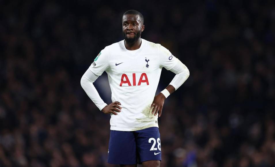 El medio francés RMC Sport ha informado que la cesión de Tanguy Ndombélé al PSG está descartada. El centrocampista del Tottenham atiende ahora el resto de propuestas que tiene sobre la mesa. Valencia, Bayer Leverkusen y Everton han mostrado interés en su cesión.