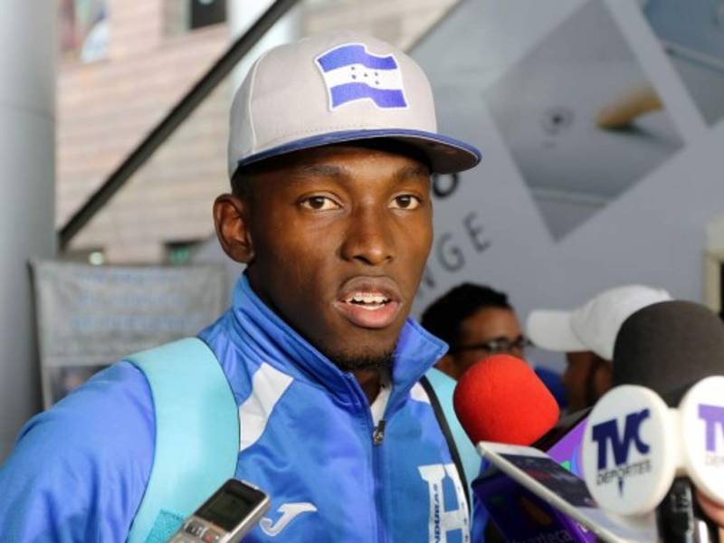 Alberth Elis dio declaraciones a los medios a su llegada al país.