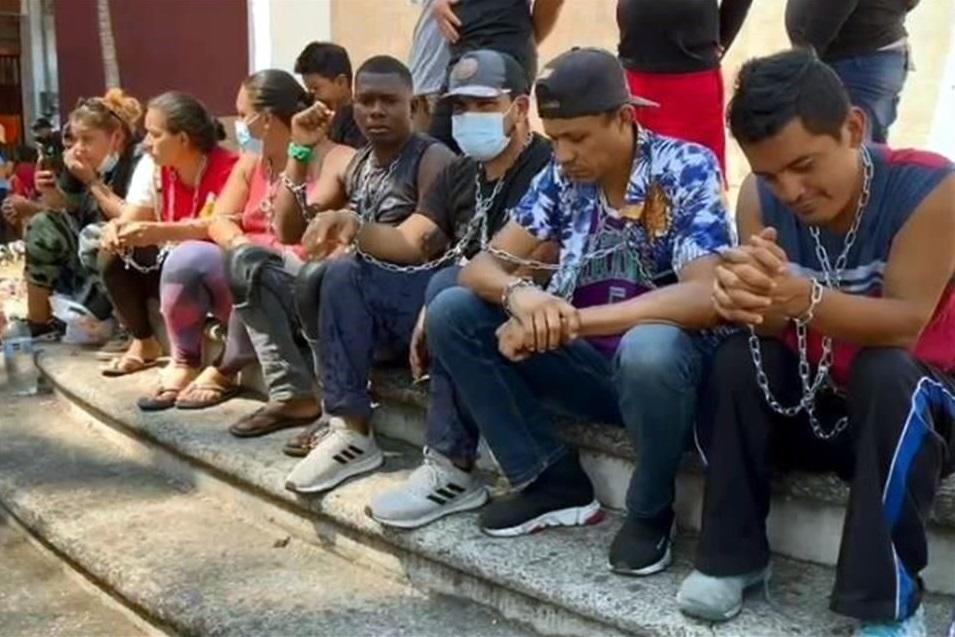 Migrantes se encadenan en Chiapas para exigir visa humanitaria