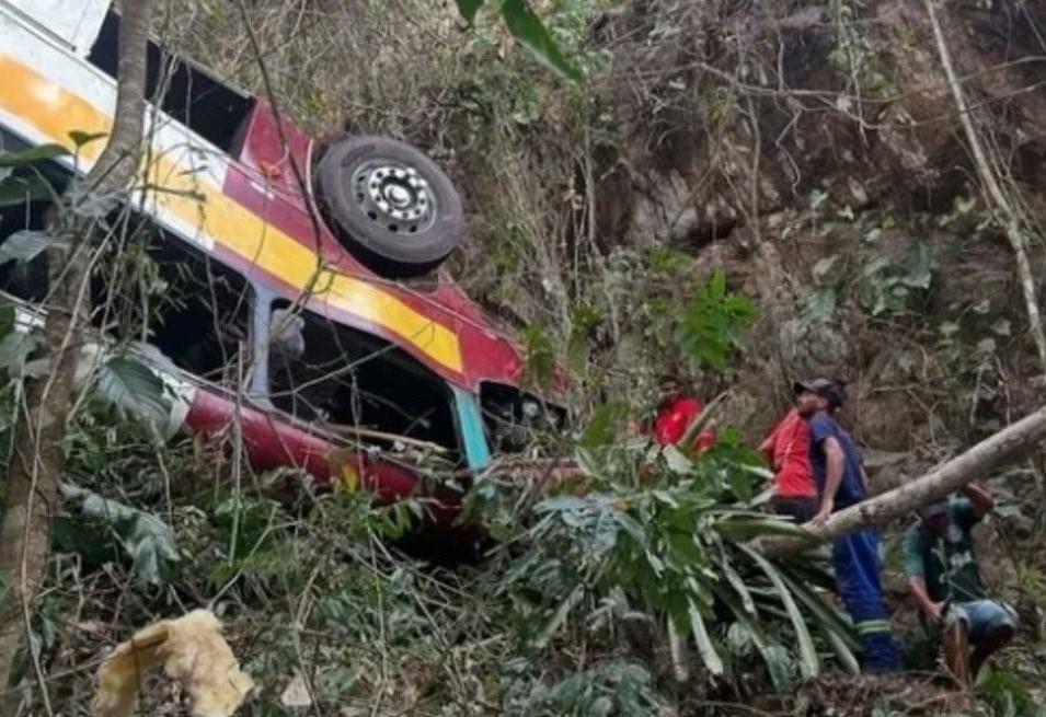 Tragedia en carretera: autobús cae a precipicio y mueren 18 pasajeros