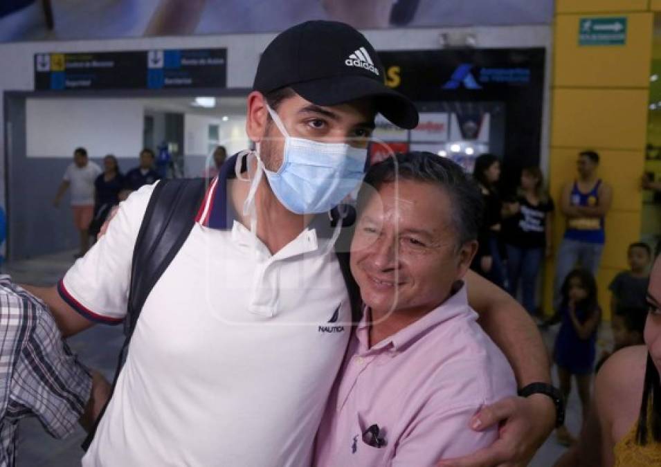 'El edificio de estudiantes donde estuve permaneció cerrado y no había entrada ni salida para nadie y llegaban médicos a revisarnos a diario', expresó.