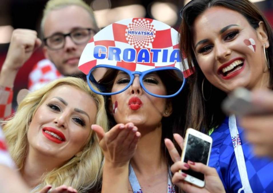 Bellas aficionadas croatas ha puesto el ambiente en Moscú.