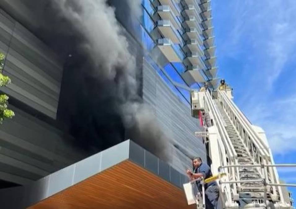 Las imágenes que deja el incendio en el lujoso Brickell City Centre de Miami