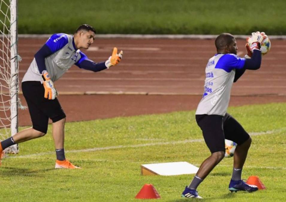 Los porteros Luis López y Harold Fonseca en el calentamiento de la selección de Honduras.