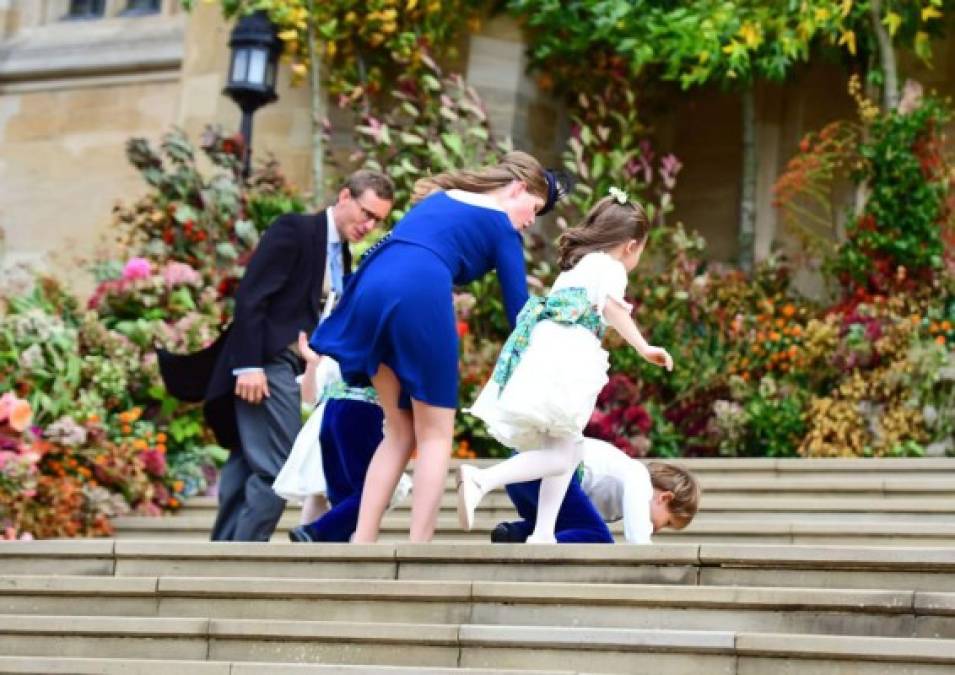 El pequeño Louis de Givenchy se cayó de los escalones, cuando las damas de honor y los muchachos llegaban con Lady Louise Windsor para ingresar a la Capilla San Jorge.