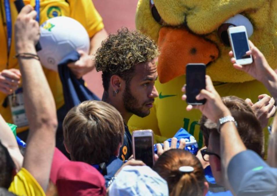 A pocos metros del mar y con un sol brillante que ronda los 30 grados en Sochi, la 'canarinha' parece que está en casa. En día de feriado nacional, los aficionados locales se volcaron con la visita de la pentacampeona del mundo, y unas 4.000 personas aguardaban a los jugadores.