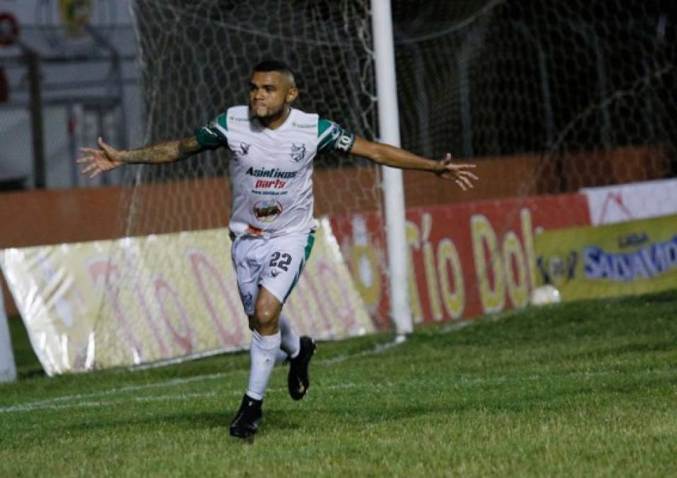 Alexander Aguilar fue la figura del partido al anotar en el minuto 70 el gol de la victoria del Platense.
