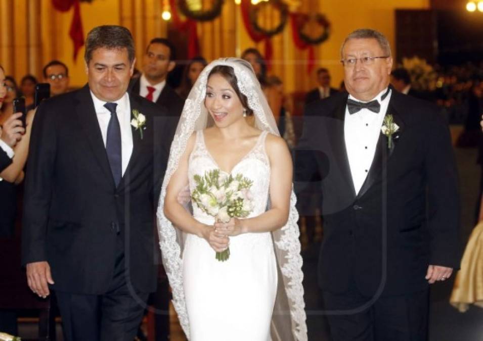 Ivonne fue encaminada al altar por su padre, Juan Orlando y su padrastro, Arturo Díaz Aceituno.