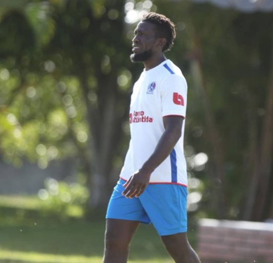 Hendry Thomas: El mediocampista de contención sigue sin poder llegar a un acuerdo con el Olimpia a pesar de que sigue entrenando. El jugador está inactivo y eso es un factor determinante.