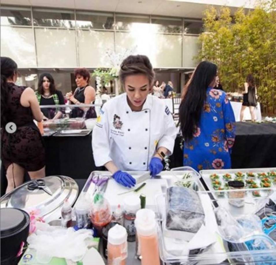 Jennifer Sushe dijo en ese sentido que un amigo suyo la invitó a la fiesta y que ella asistió para tener oportunidad de continuar su trabajo y hacer más entrevistas. 'El señor Pulev no se unió hasta el final de la noche. Actuó como si nada hubiera pasado, pero al final de la fiesta me pidió que eliminara del vídeo el beso', explicó sobre su participación en la fiesta de celebración que organizó el púgil búlgaro.