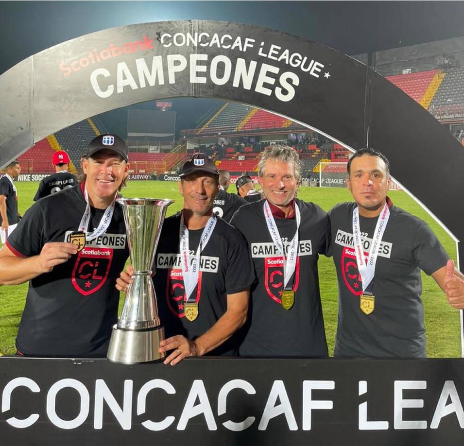 Pedro Troglio y su cuerpo técnico posando con el trofeo de la Liga Concacaf 2022.