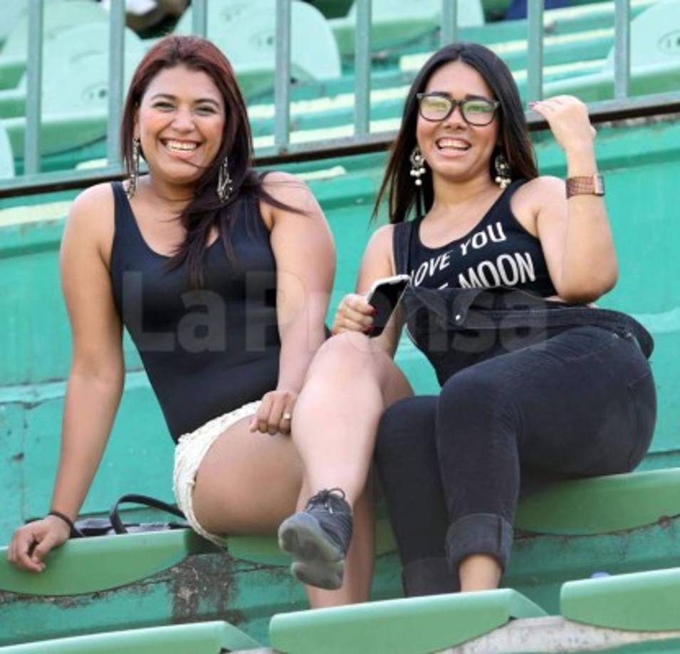 Estas bellas chicas estuvieron en las gradas del Yankel Rosenthal.